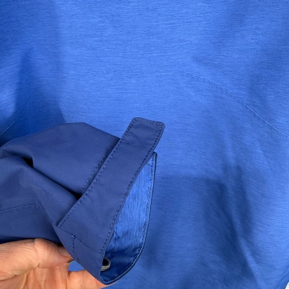 The North Face women’s 2 toned blue hooded windbreaker jacket. Size large. - Picture 6 of 9